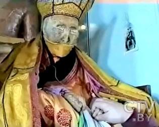 Вярващ декорира тялото на Хамбо Лама Итигелов, който изглежда точно така както и при смъртта си през 1927г. в храма на Улан-Уде, столицата на република Бураятия.
