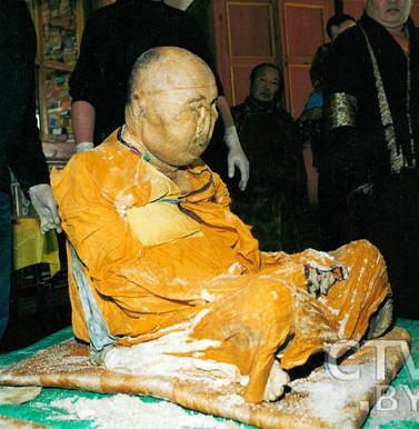 Хамбо Лама Итигелов, който изглежда точно така, както и при смъртта си през 1927г. в храма на Улан-Уде, столицата на република Бураятия. 