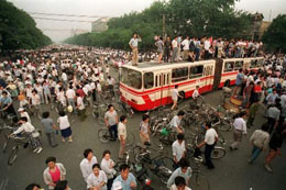 На 3-ти юни 1989 г. жители на Пекин, използващи автобуси и др., препречват пътя на пристигащата Народоосвободителна армия.