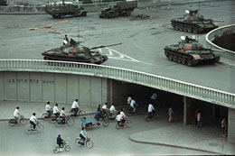 Танковете на китайската Народоосвободителна армия продължават да сноват по улиците на Пекин дни наред след кървавото потушаване на протестите на площада Тянънмън, 6-ти юни 1989 г.