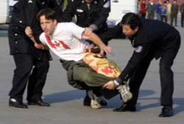 Арестуване на канадски практикуващ Фалун Гонг на площад Тянънмън