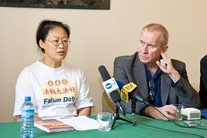Практикуващата Фалун Гонг, г-жа Джанг Чиян, говори пред депутата от полския Парламент, г-н Андржей Жума, и пред медии за нападението и отправените срещу нея заплахи за смърт.