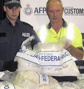 Австралийската полиция показва заловените 250 кг кокаин на стойност 80 милиона щатски долара – най-големият кокаинов удар за Нов Южен Уелс. 