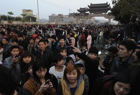 Голяма тълпа китайски селяни, много от които млади хора, протестираха по-рано този месец в гр. Хаймен, провинция Гуандонг.