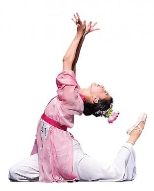 Изпълнение на танцьорка от Шен Юн (Shen Yun) по време на Международния конкурс за класически китайски танци на телевизия Ню Танг Дайнъсти (New Tang Dynasty Television)