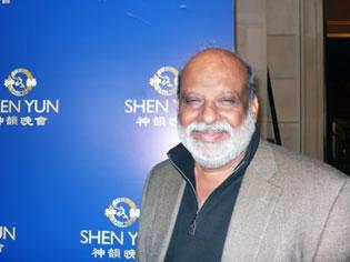 Хариш Шах, главен архитект и съсобственик на компанията Shah Kawasaki Architects, след първото шоу на нюйоркската компания за сценични изкуства Шен Юн в Сан Франциско