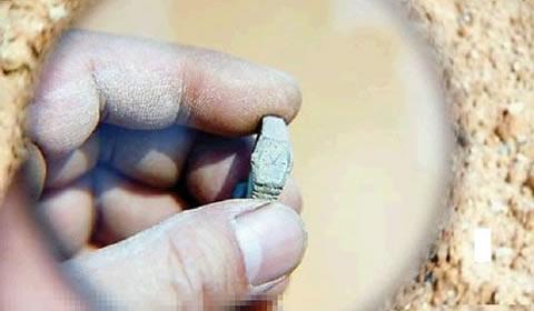 Наподобяващ часовник пръстен, погребан с починалия – гробница от династията Мин