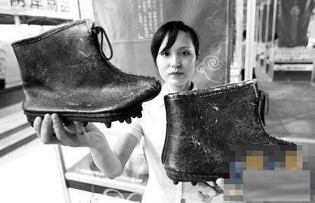 Спортни обувки от периода Нан-Сон. Издръжлива кравешка кожа за горната част; кръгли метални спайкове отдолу, много издръжливи и водонепроницаеми благодарение на обработка с тунгово масло.