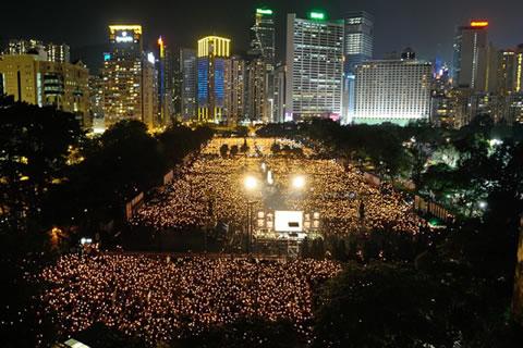 Над 180 000 души участваха в бдението със свещи тази година в памет на жертвите от избиванията на пл. "Тянанмън" през 1989 г, където срещу безпрецедентни масови демонстрации китайският комунистически режим изпрати армията. Участието в бдението тази година постави нов рекорд. 
