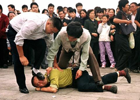 Резултат с изображение за Седем души опитват да се самозапалят на площад Тянанмън