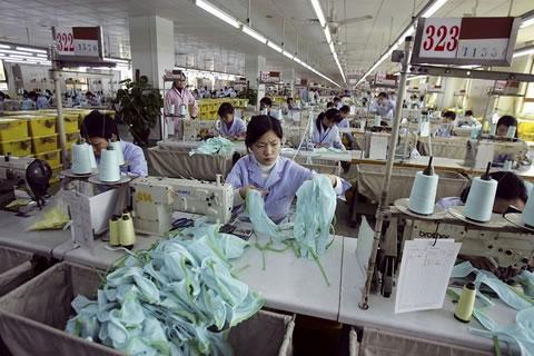 Една трета от работниците и служители в Китай работят над 10 часа на ден.