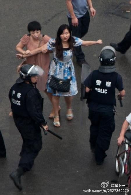 Протестиращите се сблъскват с полиция в Шифанг (Shifang) Сити, провинция Сичуан (Sichuan).