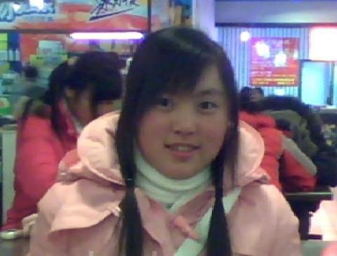 Чин Хайлонг, 21 г., понастоящем е задържана в трудовия лагер на Чянгджинг в провинция Шандонг, Китай, поради настояването й за съдебно преразглеждане смъртта на преследвания й баща.