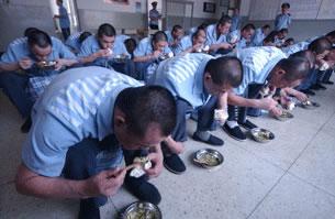 Китайски затворници на обяд в затвор в Пекин.
