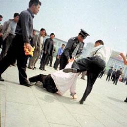 Деспотизъм, уловен в кадър – китайска униформена и цивилна полиция арестува десетина практикуващи Фалун Гонг, дошли на площад Тянанмън на мирен апел за прекратяване на преследването. 25 юли 2001г.