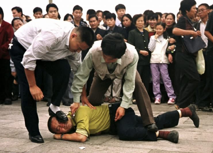 Полицията задържа практикуващ Фалун Гонг на площад Тянанмън в Пекин на 01 Октомври, 2000 г.