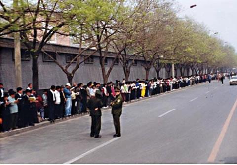 Практикуващи Фалун Гонг се събират тихо около Джонгнанхай в мирен апел за справедливо отношение, 25 април 1999 г.