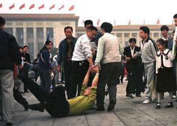 Агенти на специалните китайски служби арестуват последователи на Фалун Гонг директно на улицата