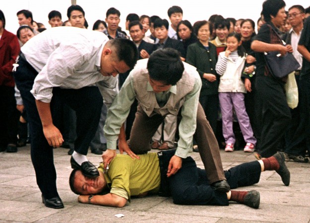Сътрудници на органите за безопасност арестуват практикуващ Фалун Гонг