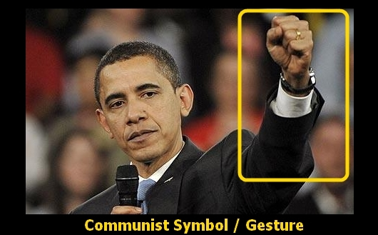 Обама с комунистическия юмрук