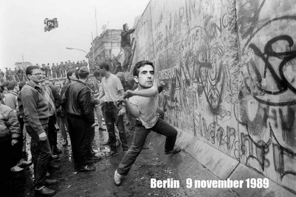 Желаещи да разрушат плануваната нова Берлинска стена също няма да липсват.