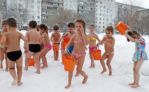 Деца се каляват в снега със студена вода при -25 градуса