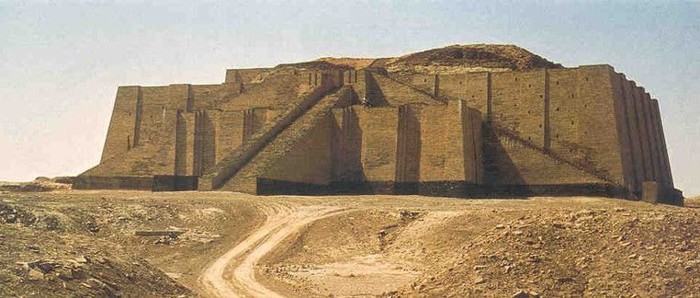 Останки от древен зикурат край Ур в Ирак
